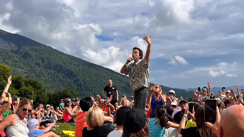 Antonio Diodato in mezzo al pubblico di Pian Formosa