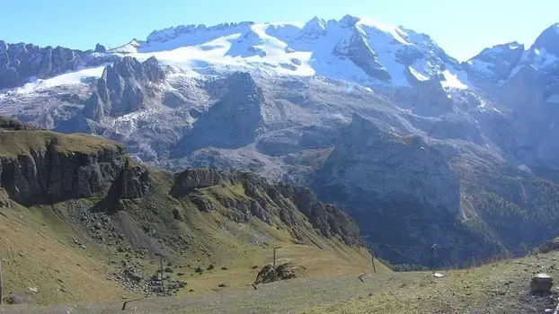 Una immagine tratta dalla webcam dell'Arpav, una veduta della Marmolada, con la poca neve solo in vetta, da Porta Vescovo a quota 2538 questo pomeriggio 01 ottobre 2001. ANSA/ARPAV +++EDITORIAL USE ONLY - NO SALES+++