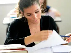 Una studentessa durante una prova scritta dell'esame di Maturità al Liceo Massimo D'Azeglio, Torino, 25 giugno 2012 ANSA/ ALESSANDRO DI MARCO