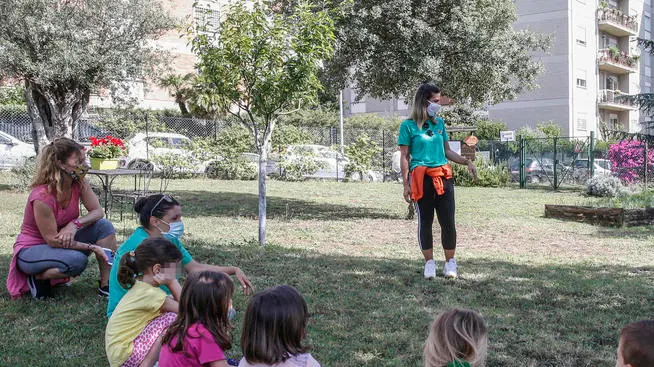 Alcuni bambini partecipano al centro estivo organizzato in un parco dalla scuola per l'infanzia ''In Crescendo'', Roma 15 giugno 2020. ANSA/FABIO FRUSTACI