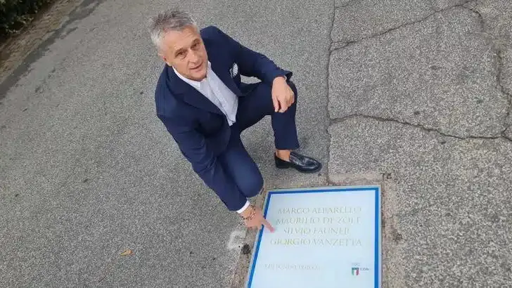 Silvio Fauner mostra la targa alla Walk of fame di Roma
