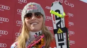 Lindsey Vonn festeggia sul podio del secondo superG di Cortina