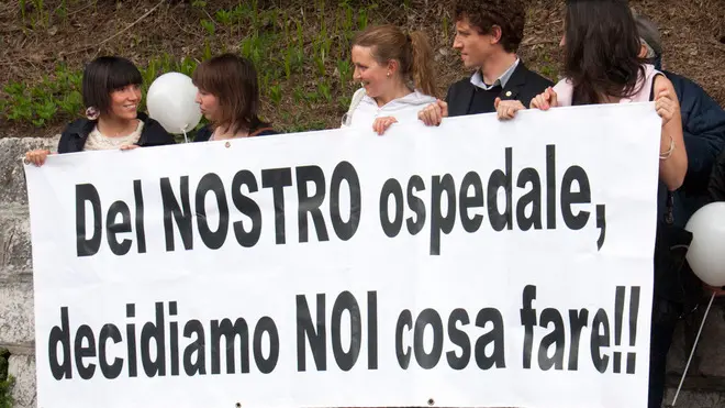 I manifestanti. Manifestazione contro i tagli in Cadore, con corteo lungo tutto il Ponte Cadore.