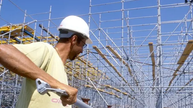 LAVORI EDILI, CANTIERE OPERAIO CON CASCHETTO