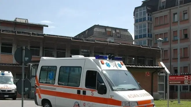Un'ambulanza del Suem-118 che parte dal pronto soccorsoospedale belluno