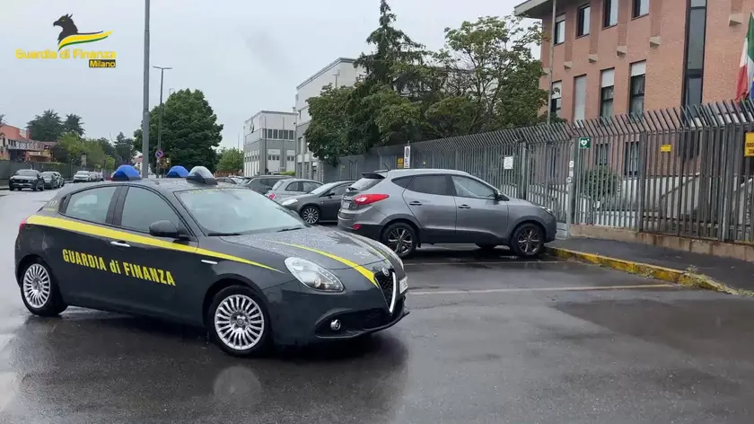 (FRAME) C'è anche una Lamborghini Aventador - che nuova costa più di 300mila euro - tra i beni sequestrati dalla Guardia di Finanza di Milano a una cooperativa che in provincia di Milano opera nel settore dei trasporti e il cui amministratore è stato arrestato e portato in carcere per reati fiscali. I finanzieri, diretti dalla Procura di Monza, hanno accertato che l'uomo ha presentato oltre 330mila euro di costi di "ricerca e sviluppo" in realtà mai sostenuti, allo scopo di non versare le ritenute fiscali, i contributi previdenziali e i tributi locali così riducendo, e in alcuni casi azzerando, i debiti nei confronti dell'erario. Il valore del sequestro della Guardia di Finanza è di circa 330mila euro, cifra pari al profitto che sarebbe derivato dalla frode fiscale. ANSA/