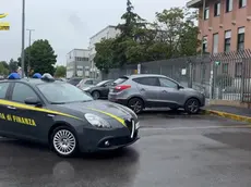 (FRAME) C'è anche una Lamborghini Aventador - che nuova costa più di 300mila euro - tra i beni sequestrati dalla Guardia di Finanza di Milano a una cooperativa che in provincia di Milano opera nel settore dei trasporti e il cui amministratore è stato arrestato e portato in carcere per reati fiscali. I finanzieri, diretti dalla Procura di Monza, hanno accertato che l'uomo ha presentato oltre 330mila euro di costi di "ricerca e sviluppo" in realtà mai sostenuti, allo scopo di non versare le ritenute fiscali, i contributi previdenziali e i tributi locali così riducendo, e in alcuni casi azzerando, i debiti nei confronti dell'erario. Il valore del sequestro della Guardia di Finanza è di circa 330mila euro, cifra pari al profitto che sarebbe derivato dalla frode fiscale. ANSA/