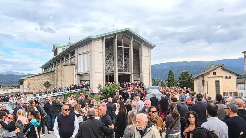La folla fuori dalla chiesa di San Giovanni Bosco