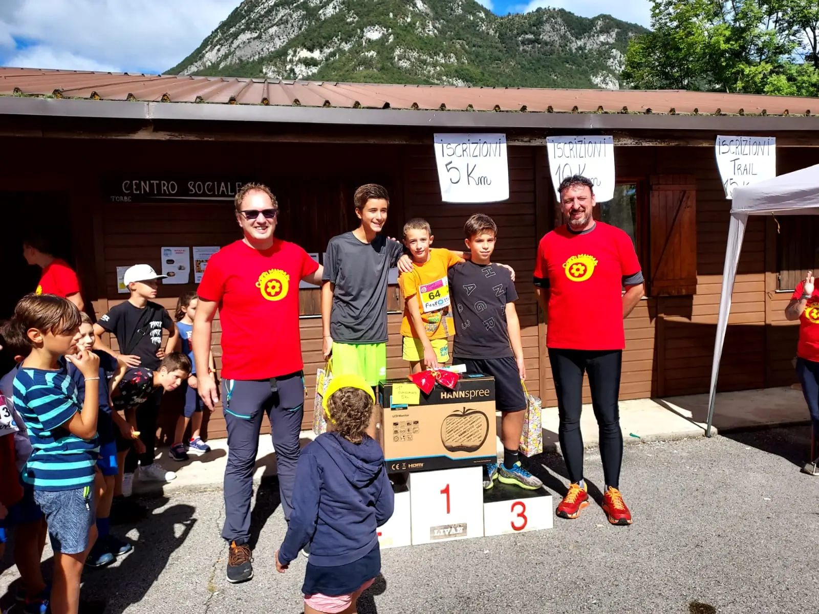 Igor De Fina ed Elena Andrich sono i più veloci nel trail da 15 km della “Corri mamma”, la non competitiva organizzata dal comitato genitori di Sospirolo. Tre i percorsi. Sul tracciato intermedio, da 10 km, i vincitori sono risultati Manuele Favrello (Cyril Frezza, in testa alla gara, ha sbagliato percorso) ed Erica Casanova. Sui 5 km vittorie per gli adulti Alberto Roccabella e Martina Balzan e per i ragazzini Gioele Finco e Camilla Zandegiacomo.