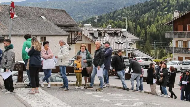 La lunga fila delle aspiranti comparse