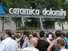 Trichiana; 2 luglio 2009. sciopero alla ceramica dolomite per la chiusura dell'aziendaI lavoratori protestano davanti allo stabilimento di Trichiana dell'Ideal Standard e sopra il presidio in piazza a Belluno