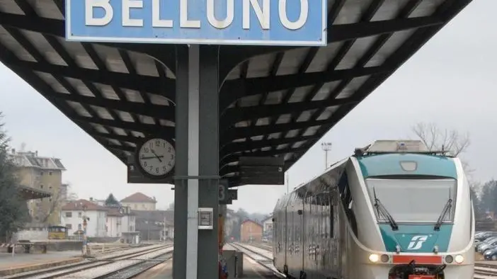 Belluno, 10 dicembre 2007. Alla stazione di Belluno arriva il nuovo servizio navetta di trenitalia Il Minuetto