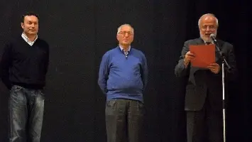 La consegna del premio a Da Rin e (a sinistra) la presentazione del campione ampezzano