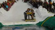 Un momento del salto del fosso a Selva di Cadore