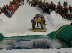 Un momento del salto del fosso a Selva di Cadore