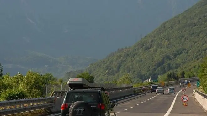 pieve d'alpago, 1 luglio 2006. il tratto autostradale a 27 tra belluno e vittorio venetoL'autostrada A27 tra le montagne bellunesi Sulla destra il sindaco di Longarone Pierluigi De Cesero Un tratto dell'attuale A27 poco prima del casello di Belluno