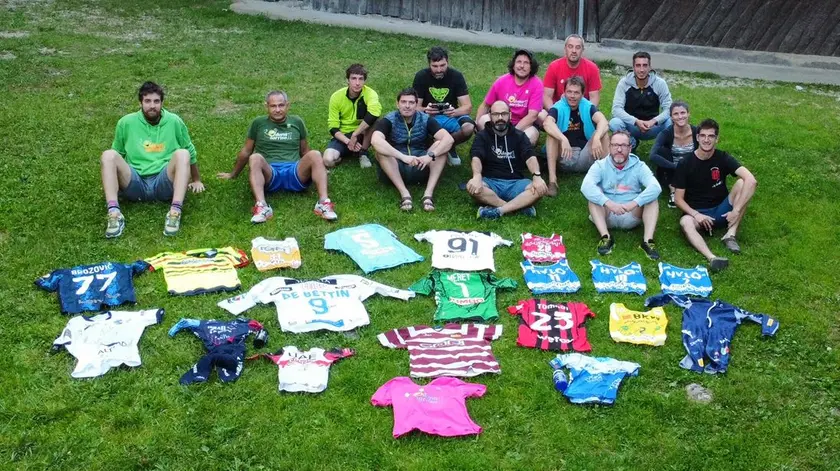 I ragazzi di Dona 1 sorriso con alcune dei premi della Lotteria del campioni