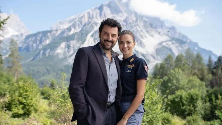 Gli attori Enrico Ianniello e Giusy Buscemi, protagonisti della fiction tv Un passo dal cielo