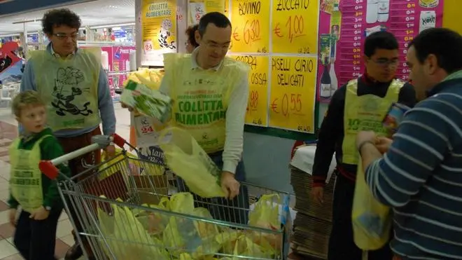 Belluno, 24 novembre 2007. al centro commerciale veneggia la colletta alimentareI volontari della Colletta Alimentare al lavoro