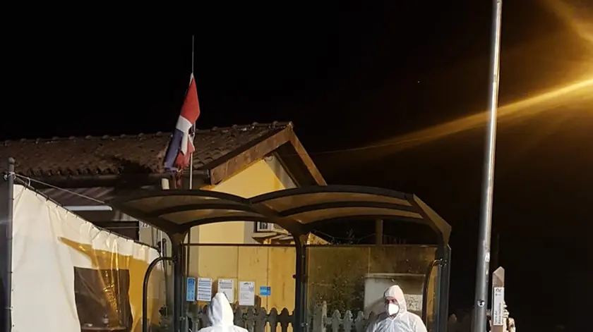I rilievi dei carabinieri davanti al bar di Alano dove è morto Antonio Costa