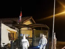 I rilievi dei carabinieri davanti al bar di Alano dove è morto Antonio Costa