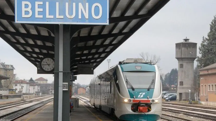 Belluno, 10 dicembre 2007. Alla stazione di Belluno arriva il nuovo servizio navetta di trenitalia Il Minuetto