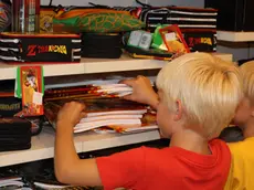 20080831 - ROMA - HUM: SCUOLA: TRA UNA SETTIMANA LA PRIMA CAMPANELLA. Due bambini scelgono i loro quaderni in una cartoleria di Roma, in vista del primo giorno di scuola. FILOMENA LA TORRE / ANSA / LI