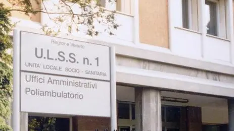 Alla sede della Usl in via Feltre ieri sono arrivati anche dipendenti di altri uffici pubblici tutti con in mano le cartelle pazze inviate dall'Erario