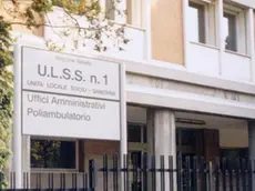 Alla sede della Usl in via Feltre ieri sono arrivati anche dipendenti di altri uffici pubblici tutti con in mano le cartelle pazze inviate dall'Erario