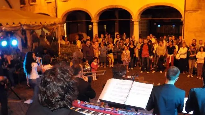 Prima delle tre serate dei GiovedÃ¬ in piazza organizzati dal consorzio centro storico e dal comune di Belluno. Lo spettacolo in piazza delle Erbe