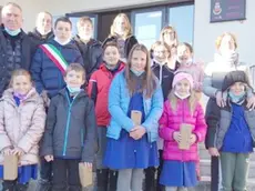 Il consiglio comunale dei ragazzi col sindaco “vero” Zanella e la dirigente scolastica