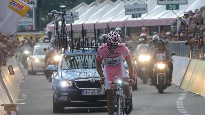 Gli arrivi della cronoscalata da Belluno al Nevegal, sedicesima tappa del giro d'Italia