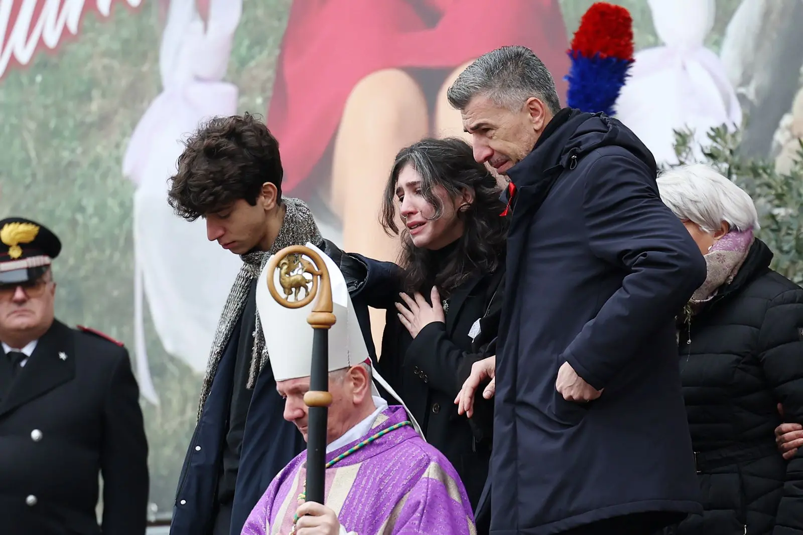 Gino Cecchettin con i figli all'uscita dal funerale di Giulia, in basilica Santa Giustina a Padova
