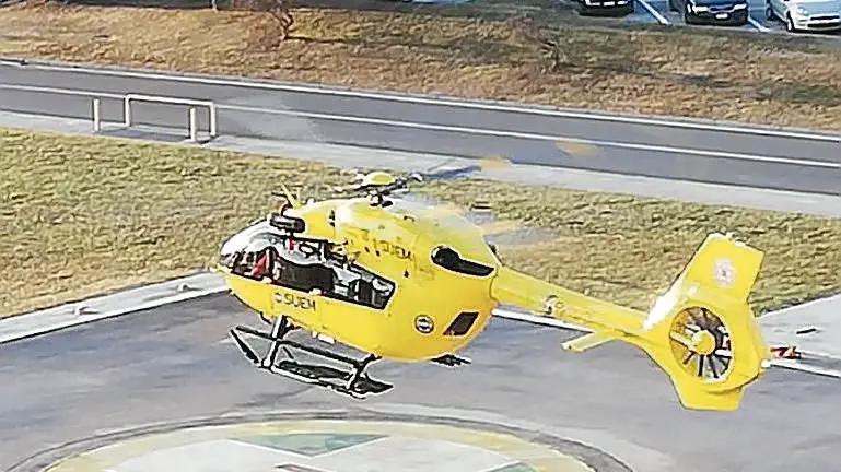 L’elicottero del Suem si alza dalla piazzola dell’ospedale di Belluno