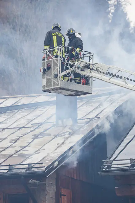 Incendio di una casa a Vallesella di Domegge di Cadore in via Piduel.