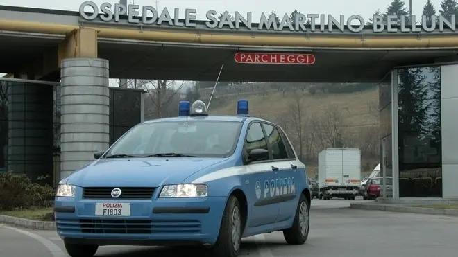 La Volante della polizia esce dall'area dell'ospedale