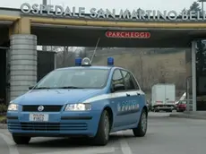 La Volante della polizia esce dall'area dell'ospedale