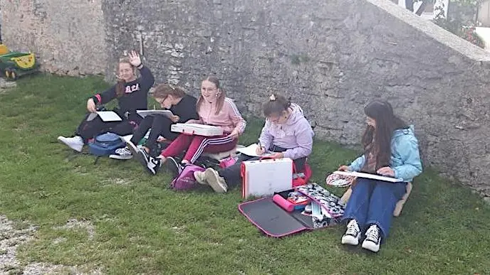 Alunne della scuola media Sandro Pertini durante l'attività a Losego di Ponte nelle Alpi