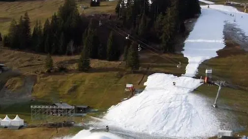 La preparazione della pista di Adelboden per le gare di sci, in dicembre