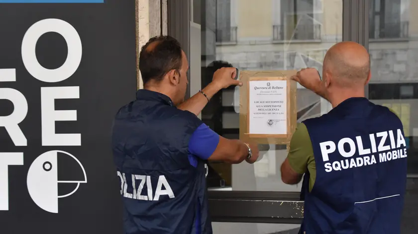 Gli investigatori della Mobile durante la chiusura del locale
