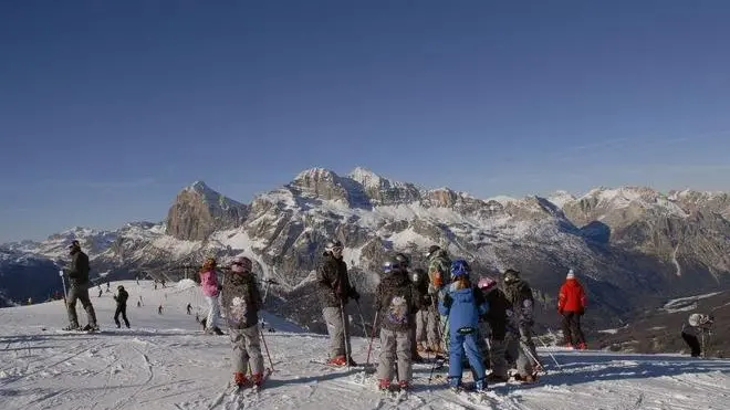 Cortina, 6 gennaio 2007, Sciatori sulle piste del Faloria. Sullo sfondo le tofane