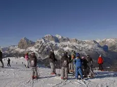 Cortina, 6 gennaio 2007, Sciatori sulle piste del Faloria. Sullo sfondo le tofane