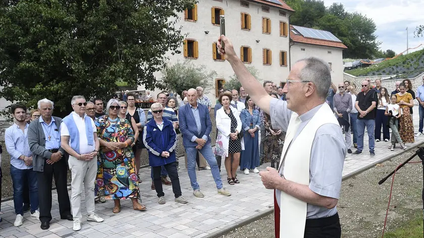Il vescovo Renato Marangoni mentre benedice il rinnovato centro di spiritualità di Cugnan dedicato a don Angelo Pandin