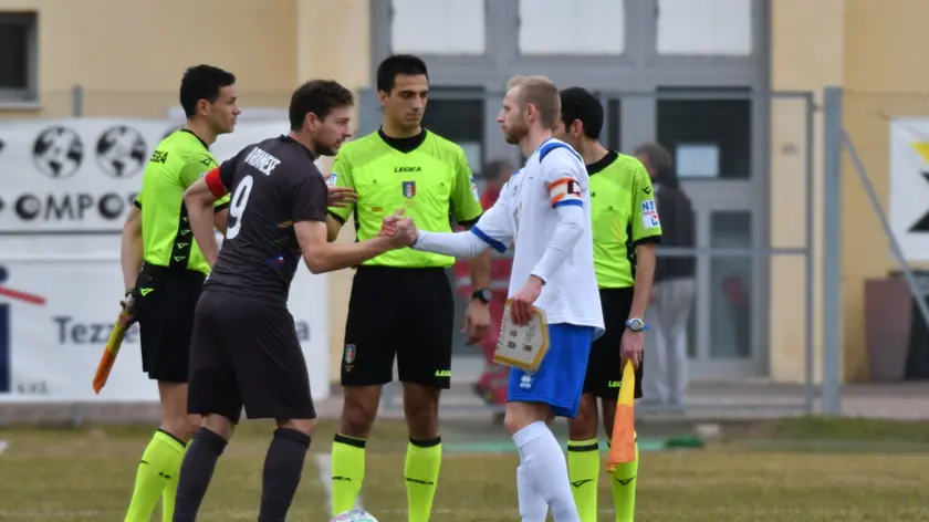Simone Corbanese allo scambio dei gagliardetti (Foto Beppe De Zanet)