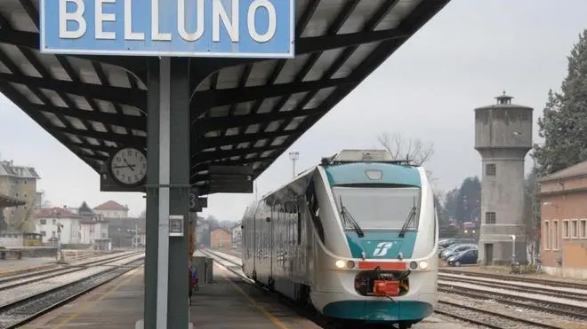 Belluno, 10 dicembre 2007. Alla stazione di Belluno arriva il nuovo servizio navetta di trenitalia Il Minuetto