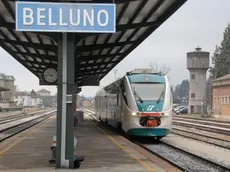 Belluno, 10 dicembre 2007. Alla stazione di Belluno arriva il nuovo servizio navetta di trenitalia Il Minuetto