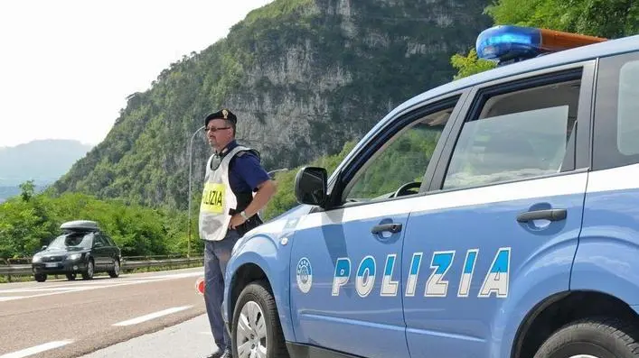 Longarone (Fortogna), 14 Agosto 2010. In concomitanza con l'esodo di ferragosto la polizia stradale rafforza i controlli sulle strade della provincia