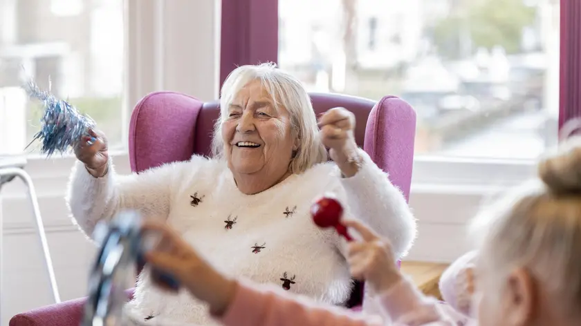 Un momento ricreativo tra anziani affetti da decadimento cognitivo