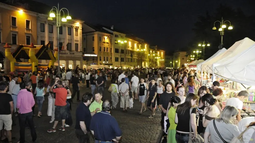 Belluno, 3 luglio 2008. giovedÃ¬ di seraPiazza dei Martiri piena di gente durante un giovedi' di sera