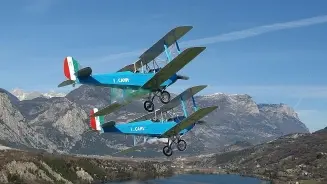 L’esibizione dei due aerei storici Sulla sinistra Dario De Felip: a lui è dedicata la festa